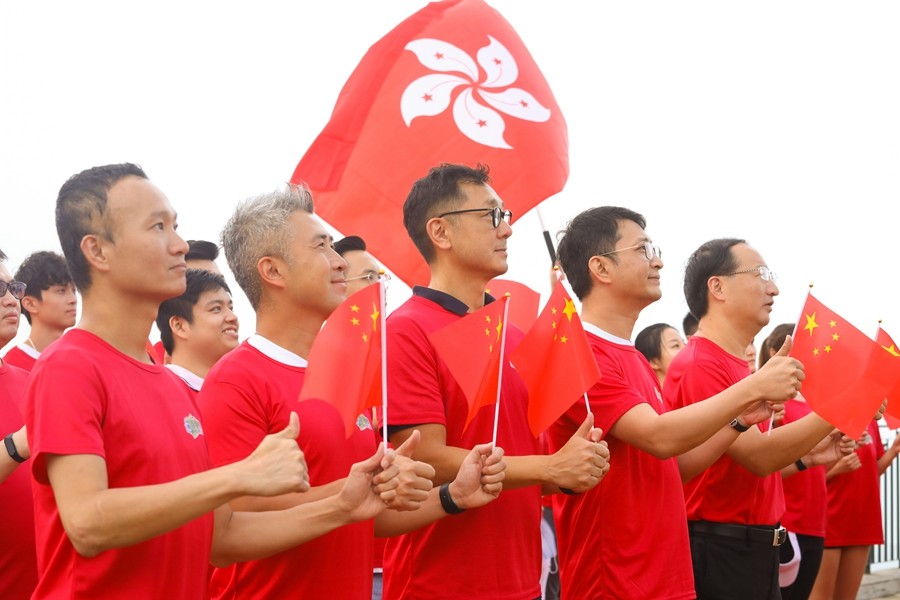 齐唱国歌《狮子山下》等歌曲,共同庆祝香港回归祖国23周年,并高呼"