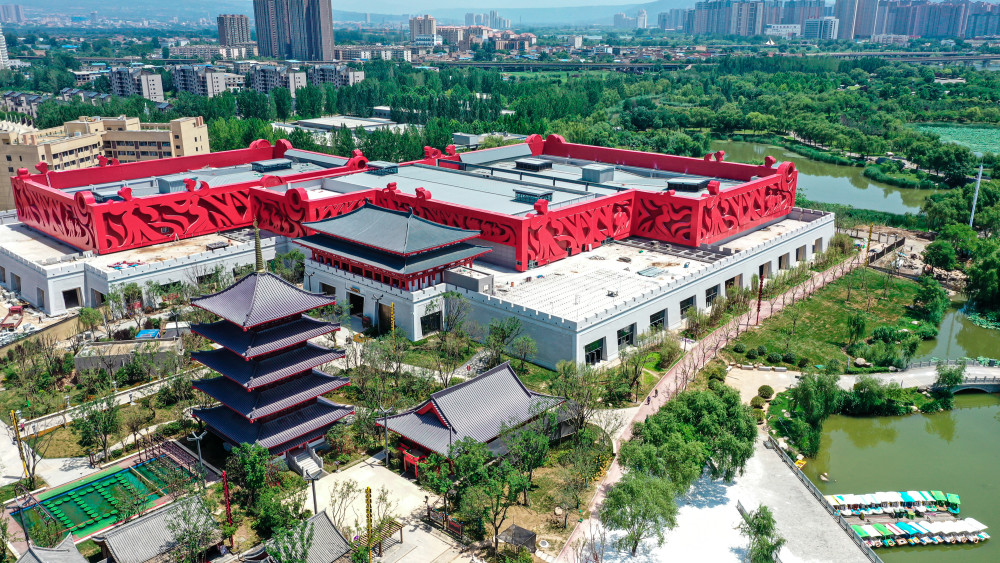 航拍西安宋城演艺王国 千古情大剧院与世园美景交相辉映