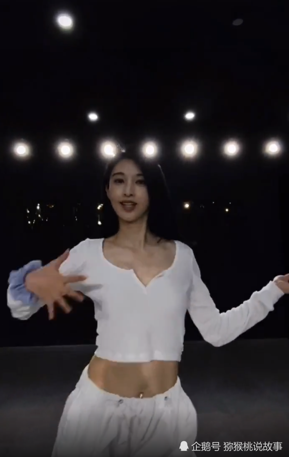 张俪是健身房泡出来的?运动汗t "瘦腿裤"跳舞,不料腹肌让人疯