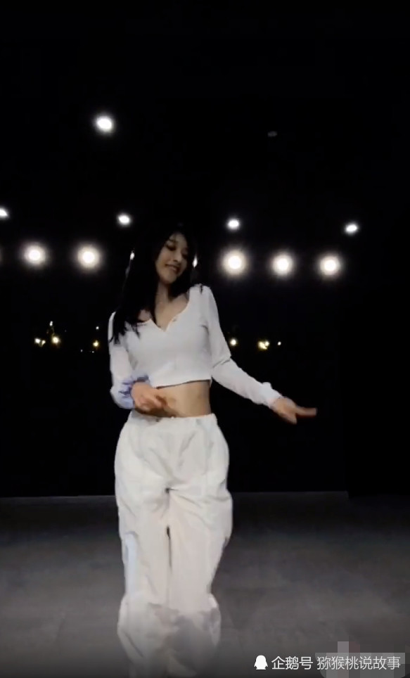 张俪是健身房泡出来的?运动汗t "瘦腿裤"跳舞,不料腹肌让人疯