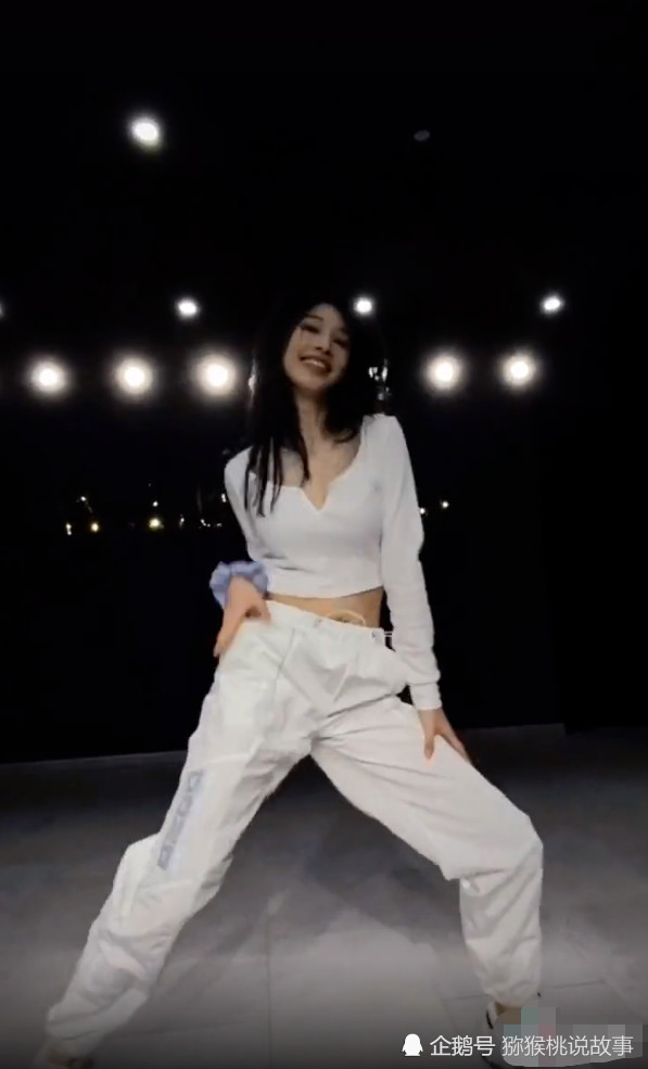 张俪是健身房泡出来的?运动汗t "瘦腿裤"跳舞,不料腹肌让人疯