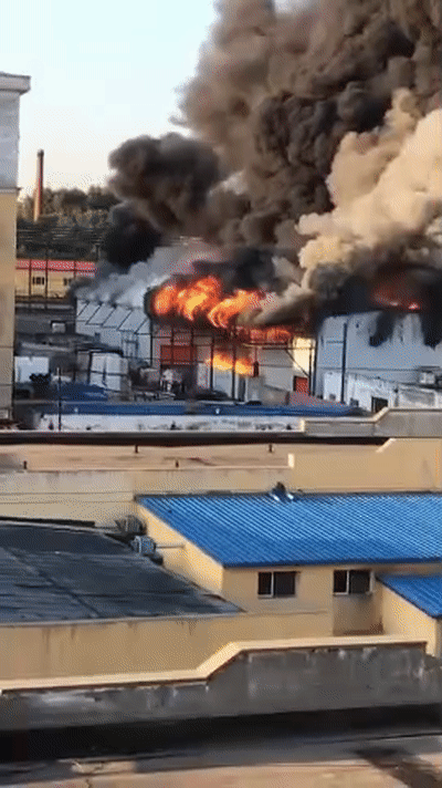 哈尔滨一工厂厂房起火,黑烟滚滚还伴随爆炸声!