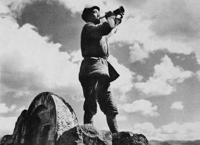 抗战时,冲锋陷阵的八路军不会被后面的机枪射中?答案很简单