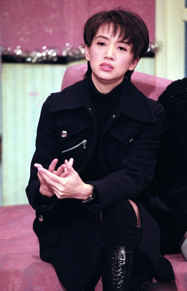 梅艳芳一生未嫁却美得气质舞台穿搭个性时尚私服却端庄又高雅