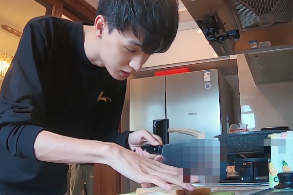 秦霄贤拿面包喂完狗之后谁注意他做了什么这可是在录节目啊