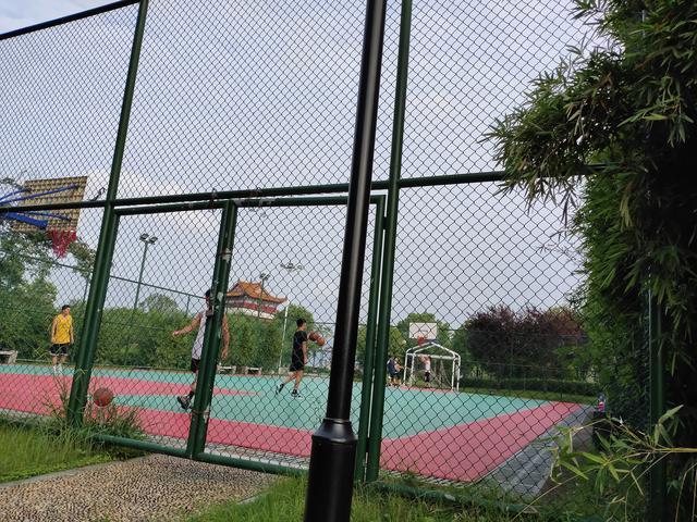 江滩公园的篮球场