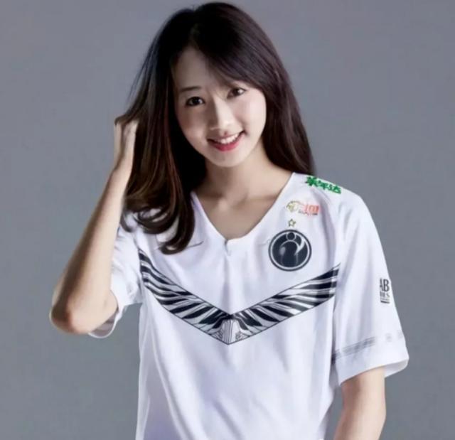 LPL职业选手女装是什么样子？阿水乐言太美了，uzi怎么回事？