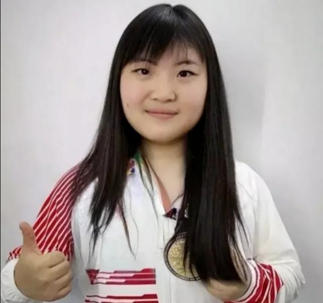 LPL职业选手女装是什么样子？阿水乐言太美了，uzi怎么回事？