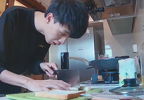 0m当时秦霄贤一大早起来,便准备去厨房里做饭,可原本没有一点厨艺功底