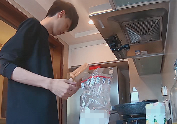 秦霄贤连面包片都不会切,字幕组打出10个字救场,堪称教科书级别