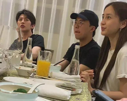 杨颖蔡徐坤线下聚餐,可看到他们面前摆的菜,明星的职业素养真高