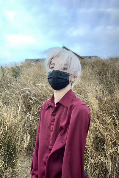 七鹤大人放出高中照片从小拍照就不爱露脸朋友为配合他还要弯腰