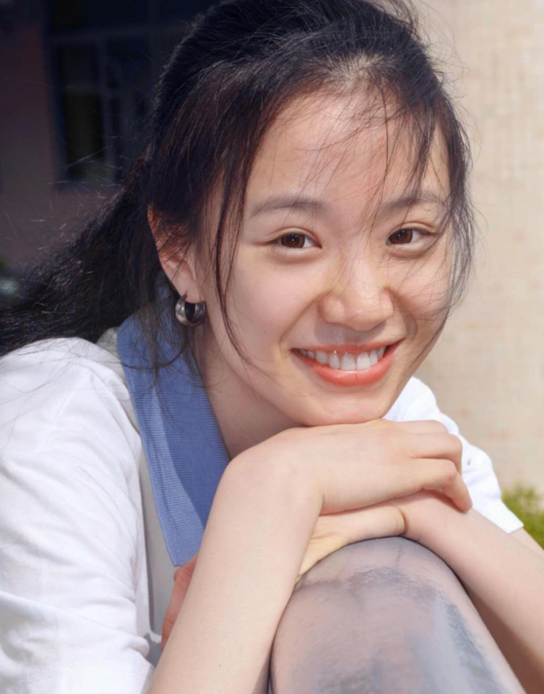 她还和吴亦凡刘亦菲一起拍过《致青春2:原来你还在这里》,表演女主