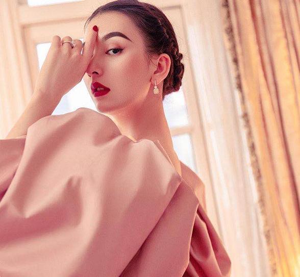 方媛|方媛晒美照引邱淑贞女儿围观，对方发文赞她好美，方媛回应很大气