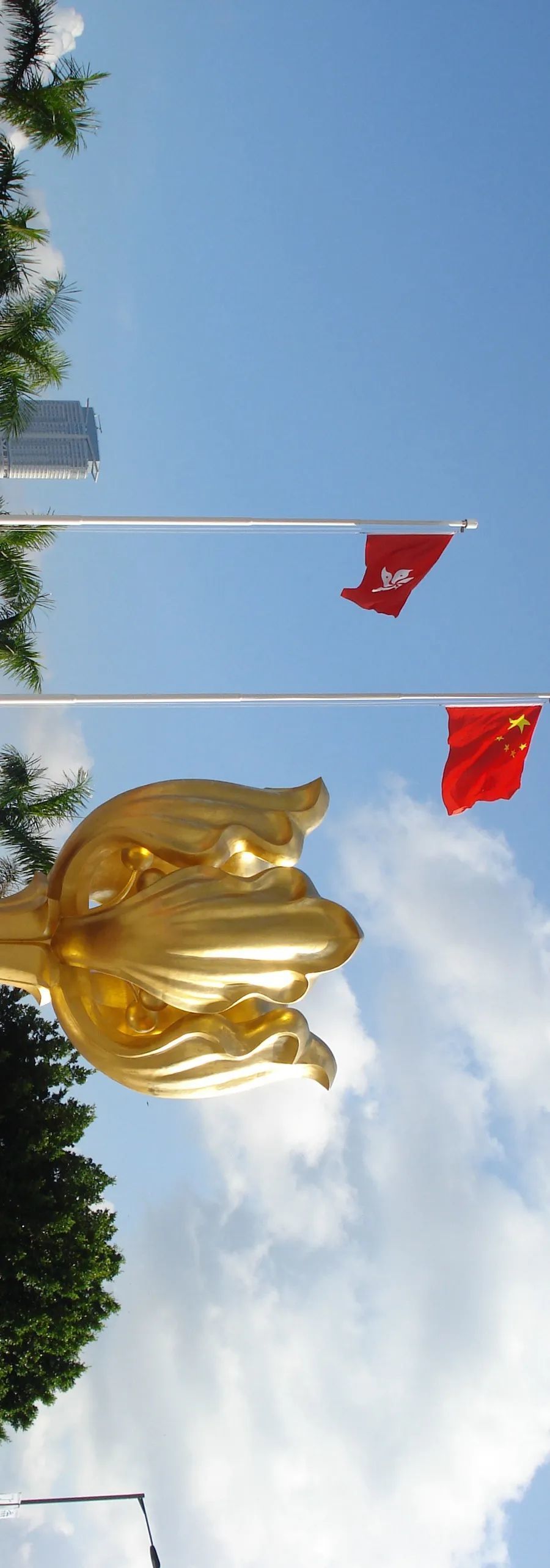 这里是五星旗与紫荆旗共同飘扬的地方! 这里是阳光灿烂的香港!