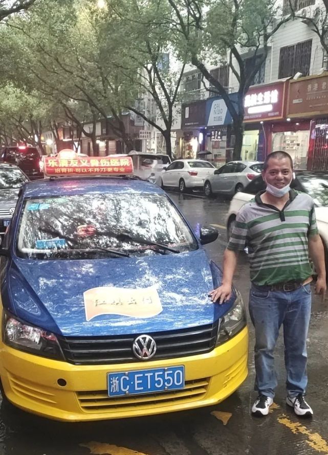 6月25日凌晨2时许,乐清市区长乐路附近,一辆车牌为浙cet550的出租车被