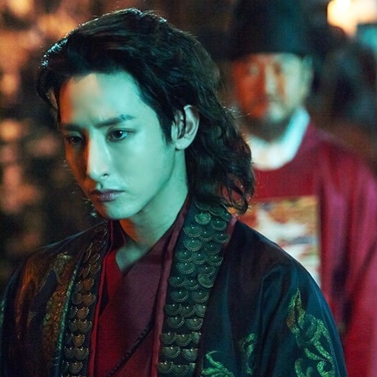 江南太子李洙赫怼脸自拍解开两颗纽扣太欲了脸和嗓子都是贵族级别