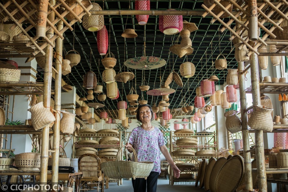 2020年6月30日,在湖北省十堰市竹山县溢水镇非物质文化遗产竹编店里