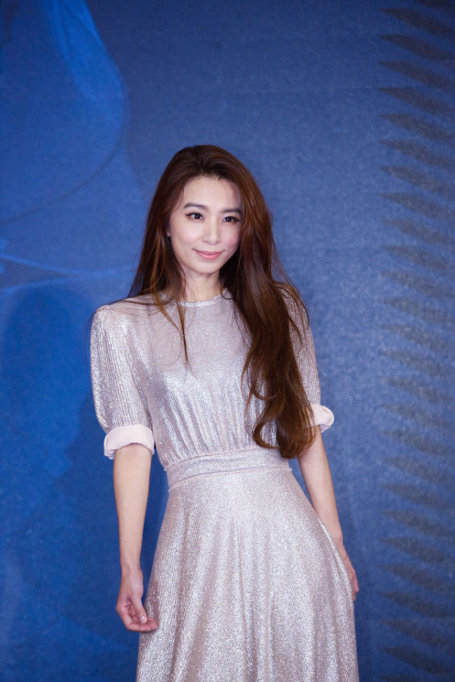 hebe田馥甄出席巡演记者会 长发飘飘眼神温柔动人