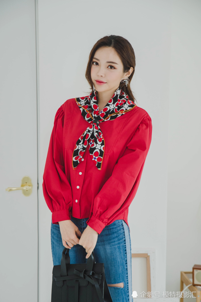 金贞姬维也纳宫廷绸缎红丝上衣,夺目的不只是颜值|金贞姬|颜值|维也纳