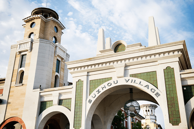 地址:苏州奕欧来奥特莱斯湖畔大道-人们从四面八方赶来"赴约",热闹