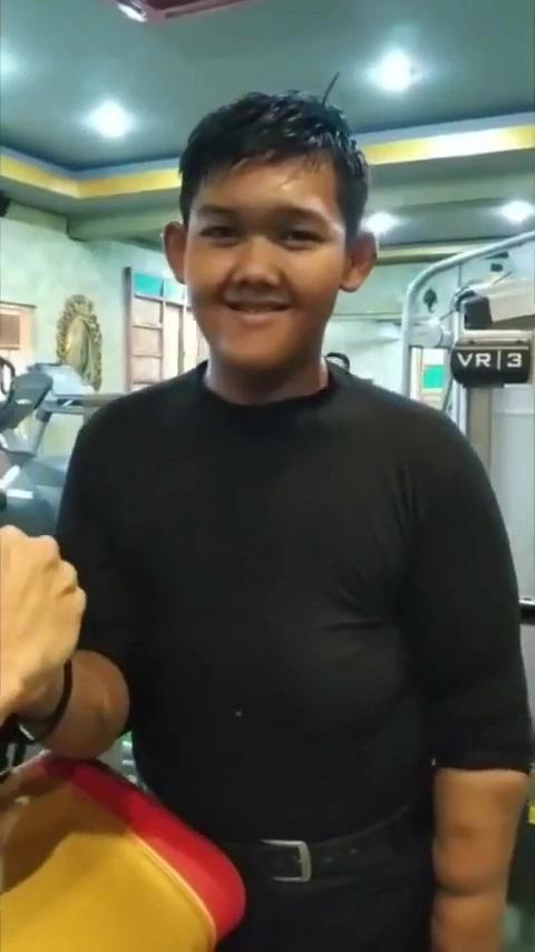 印尼最胖男孩减掉108kg成功瘦身 皮肤切除手术后展露自信笑容