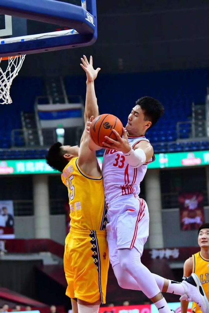 青岛国信双星男篮不敌浙江广厦男篮