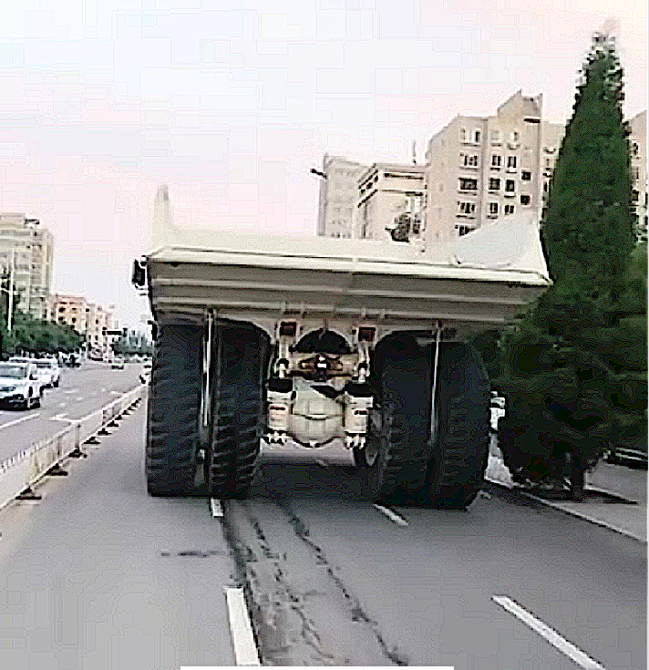 街头偶遇巨轮怪兽一辆车占3个车道轮胎2米高