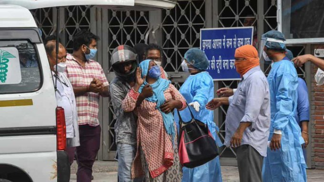 新冠肺炎患者尸体被丢进乱葬坑,印度一段视频曝光激起民众怒火!