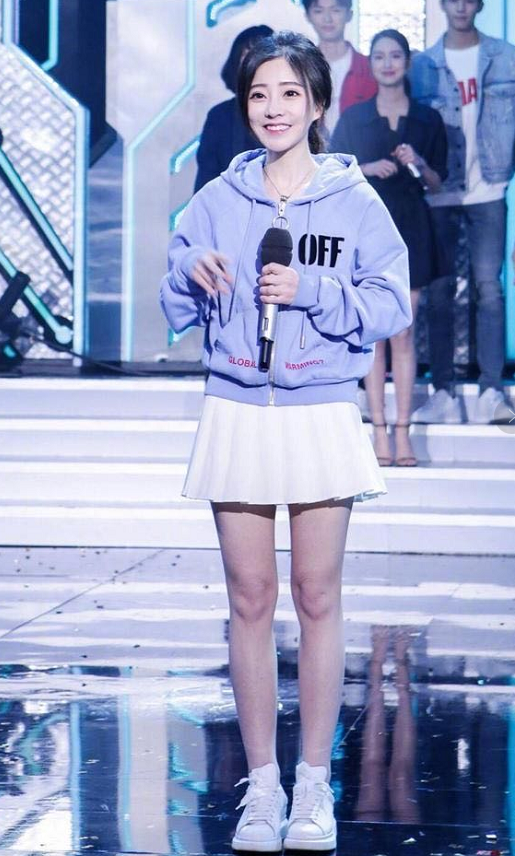 冯提莫|论大胆只服冯提莫，透光白T恤3CM短裤藏不住，这差距也太大了