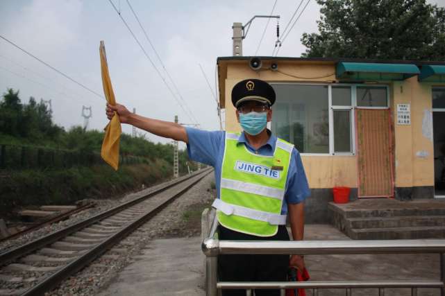 "7月1日8时40分,铁路暑运的第一天,刚上岗的常志斌一只手里拿着信号旗