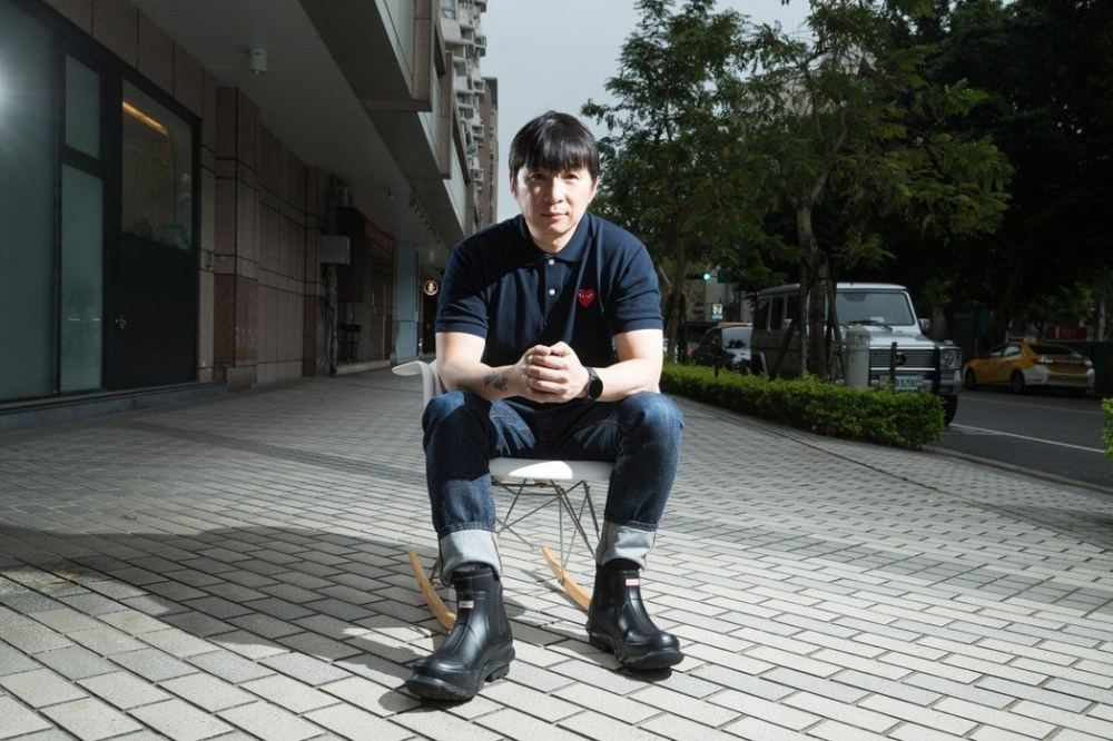 "天王天后推手"陈镇川与交往9年男友结婚了,登记日期意义非凡