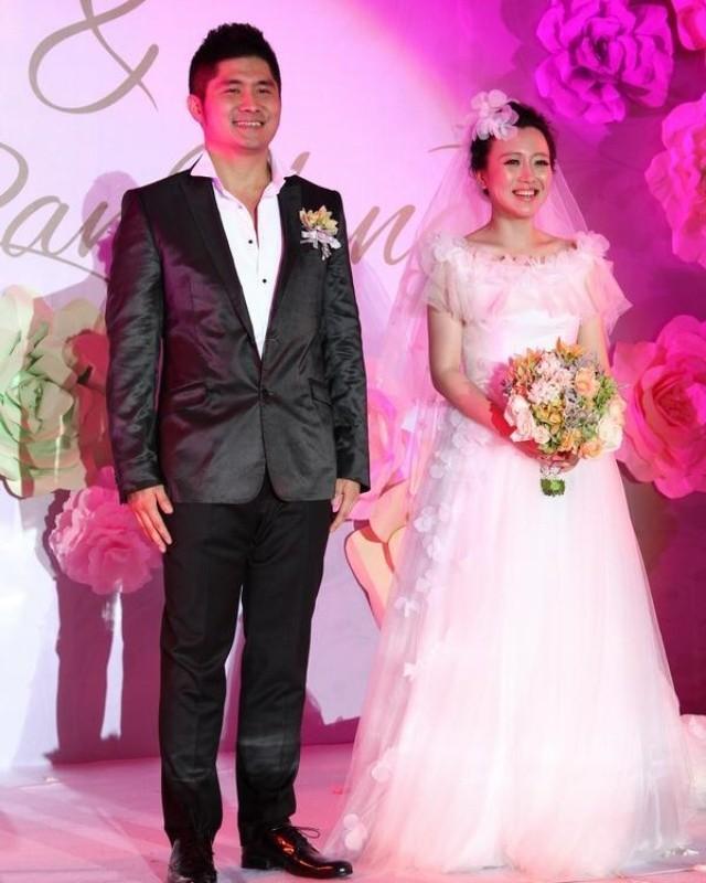 63岁潘长江生日,左脚拍戏受伤病床庆生,女婿石磊蹲地为其换纱布