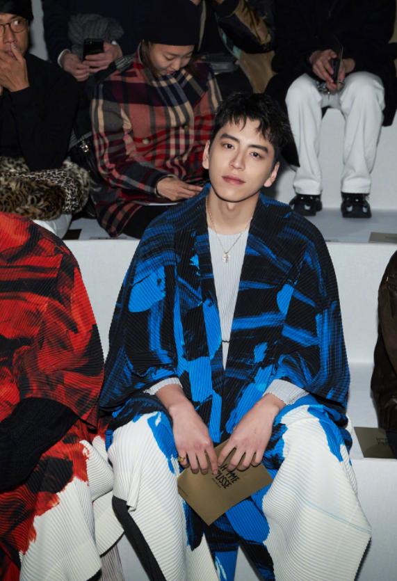 王大陆大背头造型独具魅力,西装装扮无内衬,这样的痞帅惹人爱