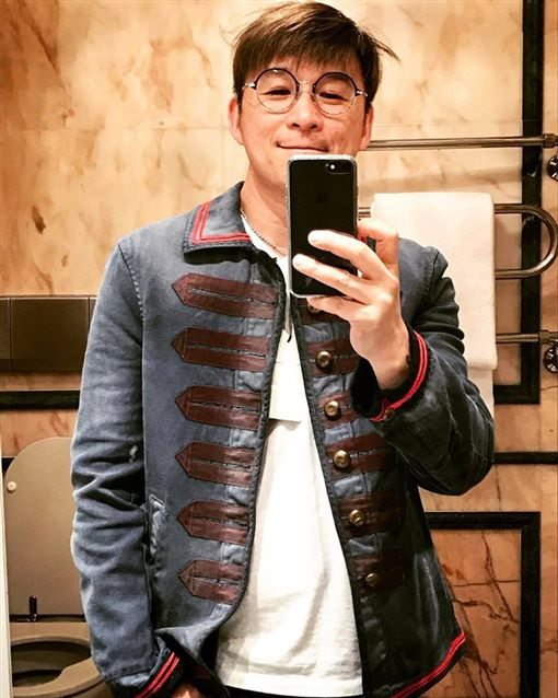 天王天后推手陈镇川与交往9年男友结婚了登记日期意义非凡