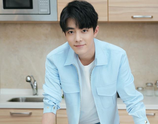 肖战|肖战颜值非纯天然？网友晒证据遭打脸，看到肖战父母照片全懂了！