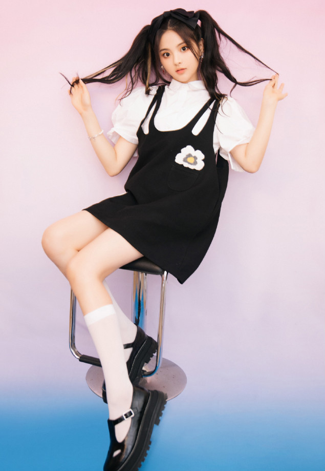 真服了杨超越将牛奶袜穿出透光感还不给美腿买保险