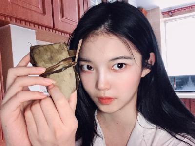 李熙凝风波后晒自拍却被野生眉抢镜是在模仿鞠婧祎吗