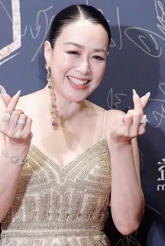 钟丽缇|钟丽缇也“装”不住了，未修图曝光没法看，大妈年纪太真实了