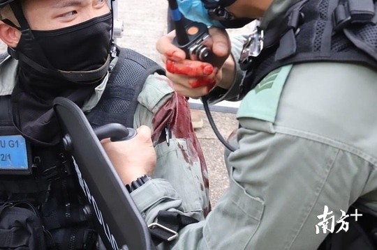 香港警方已拘捕逾70人,有警员被刺伤