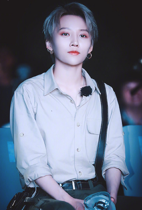 刘雨昕为啥一直男装打扮?看见她早期长发照,网友:女装大佬?