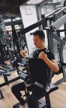 马伊琍|文章与女性好友聚会酒吧嗨玩烟不离手，深夜骑电动车去健身显落寞