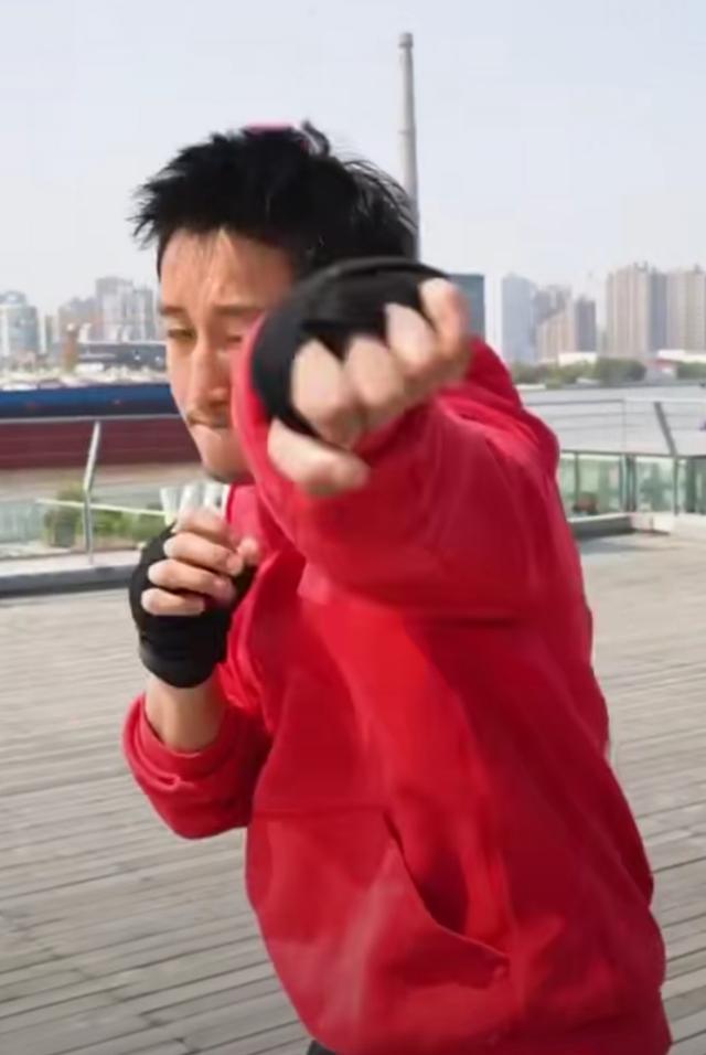 邹市明自曝1秒能出拳8令泰森汗颜,网友:李小龙也比不了你_腾讯新闻