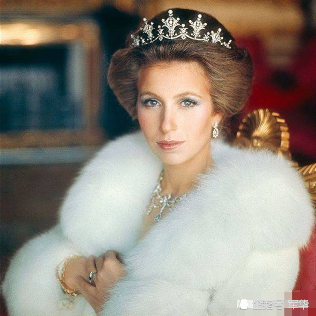难怪英国女王大女儿美到哭,直到看见英国女王年轻时,这才是天生女神脸