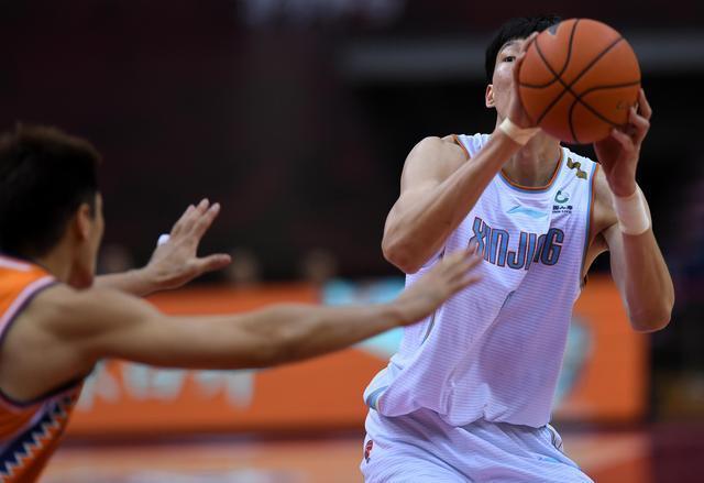 新疆男篮上外援格鲁夫披上5号战袍第二阶段新疆队不一样了