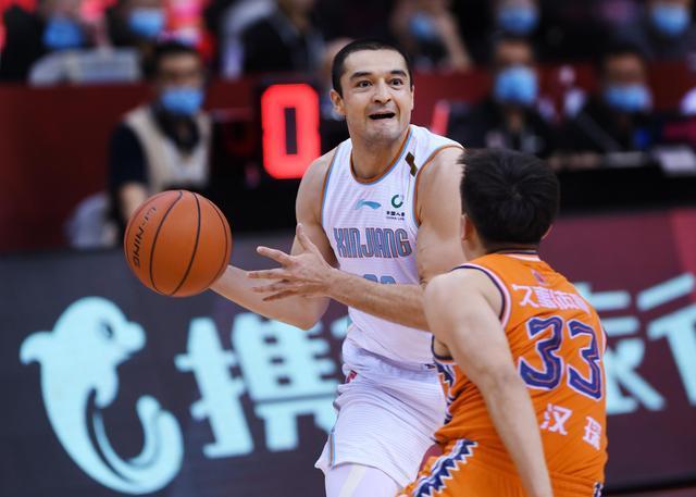 新疆男篮上外援格鲁夫披上5号战袍第二阶段新疆队不一样了
