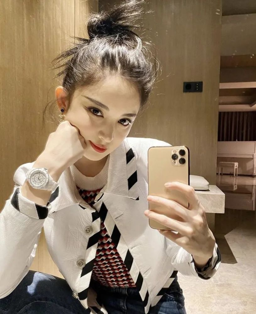 对镜自拍新姿势,宋妍霏,周雨彤姐妹花也玩得太溜了!_腾讯新闻