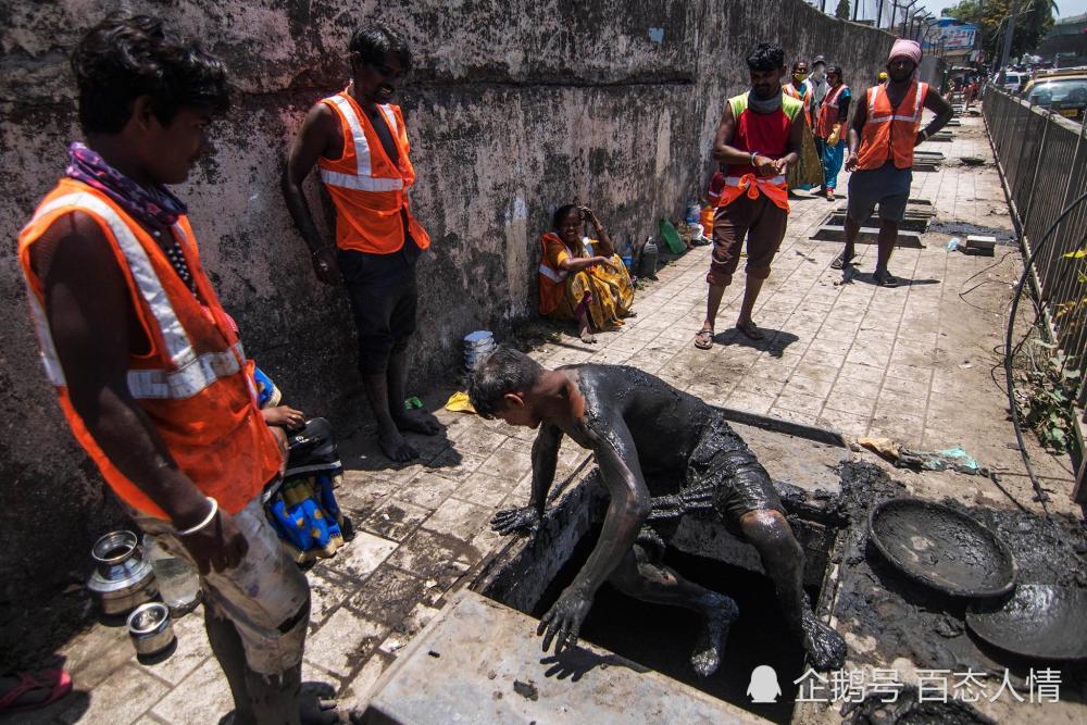 在印度贫民新冠肺炎隔离期间失去工作的人只能干最脏的活