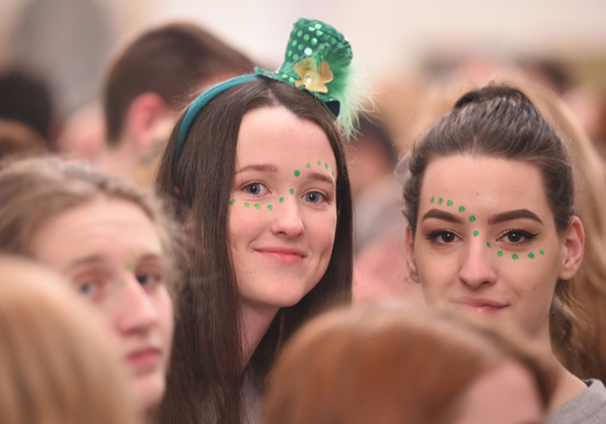 爱尔兰姑娘到中国工作向家人哭诉千万别信中国人的不胖