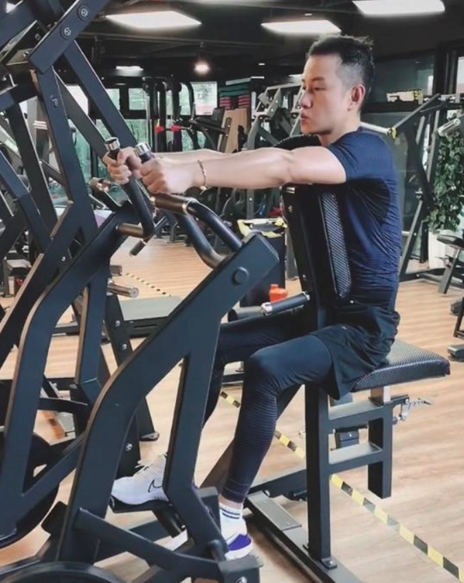 文章变回向南35岁有演技有气质能成为下个王劲松吗